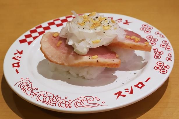 合鴨にフライドガーリックを合わせたジャンクな創作すし「合鴨オニオンガーリックペッパー」(140円〜)