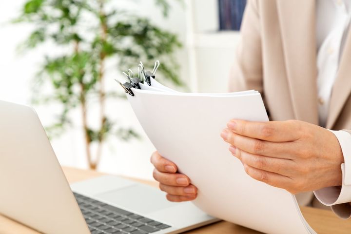 甘い言葉にのせられて……SNSを通じた“ロマンス詐欺”で家を失い、夫とは離婚寸前に！世帯年収500万・55歳女性の後悔