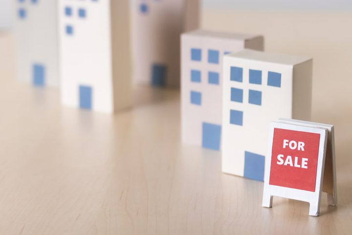 甘い言葉にのせられて……SNSを通じた“ロマンス詐欺”で家を失い、夫とは離婚寸前に！世帯年収500万・55歳女性の後悔