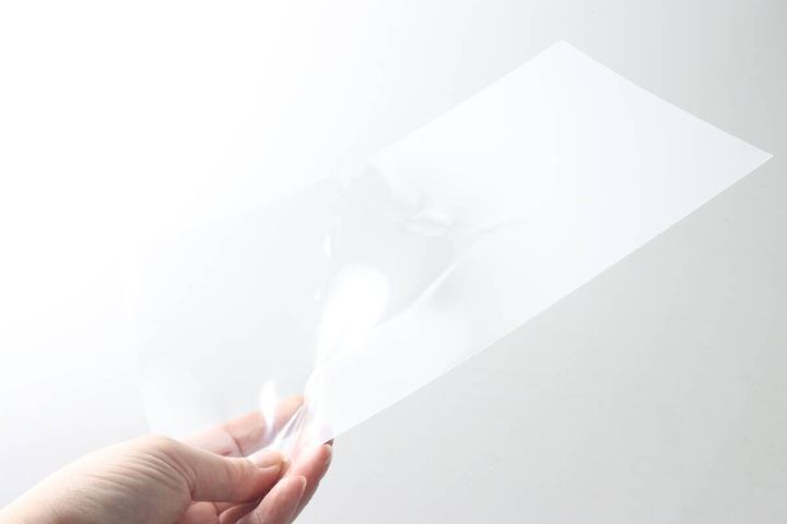 手で持ち上げられた透明なA4サイズの粘着ゲルシート