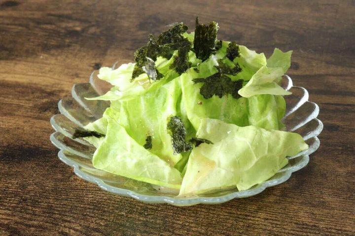 波模様のガラス皿に盛り付けられたキャベツと海苔のサラダ