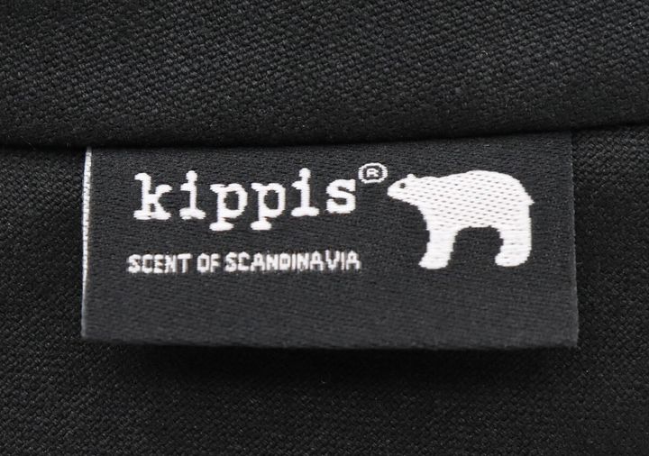 黒い生地に白文字で「kippis」とシロクマのロゴが縫い付けられている
