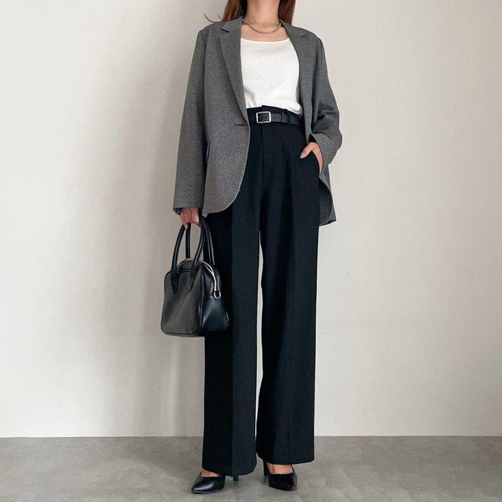 黒のタックワイドパンツにグレーのジャケットと白のインナーを合わせた女性の全身オフィスコーデ