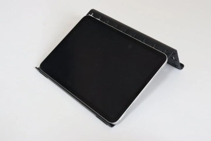 タブレットスタンドにタブレットを低い角度で置いた様子
