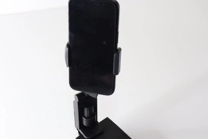 多機能スマホホルダーにスマホを縦向きに固定した状態