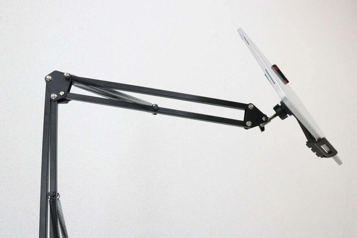 多関節アームにタブレットが固定され伸びている様子