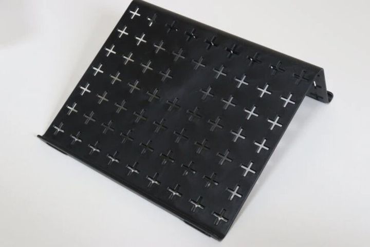 黒いプラス穴が開いたタブレットスタンド本体