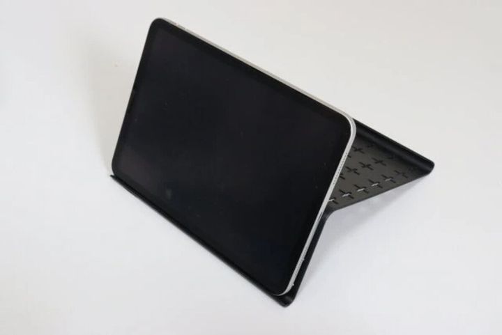タブレットスタンドにタブレットを高い角度で置いた様子