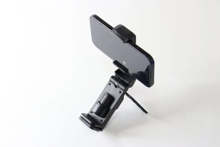 多機能スマホホルダーにスマホを横向きに固定した状態