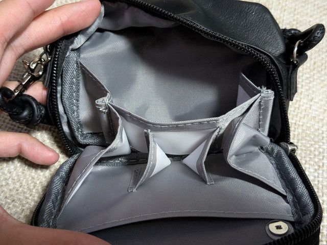 ポーチをガバッと開いて内部全体を見せた写真
