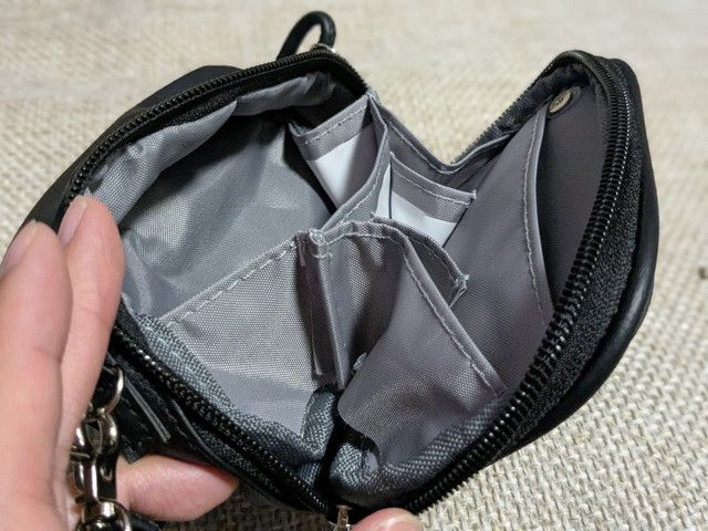 内部の仕切りとミニポケットをアップで見せた写真
