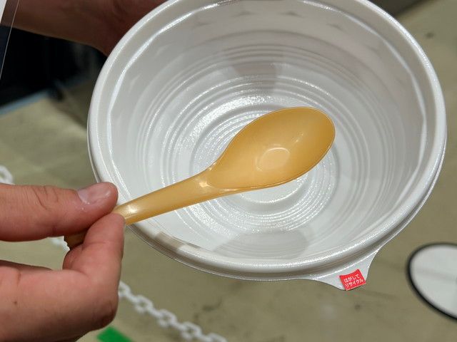 繰り返し使えるラーメン容器とスプーンを写した写真