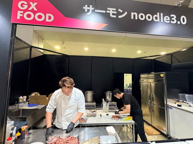 サーモンnoodle3.0のブースで調理する様子を写した写真