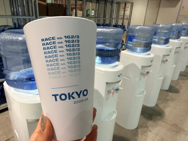 TOKYO 2025/26と書かれたカップとウォーターサーバーを写した写真