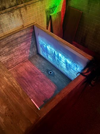 【大阪府大阪市】日本のホラー映画の美術を見て・撮って・触って楽しむ展示会、大阪で開幕！