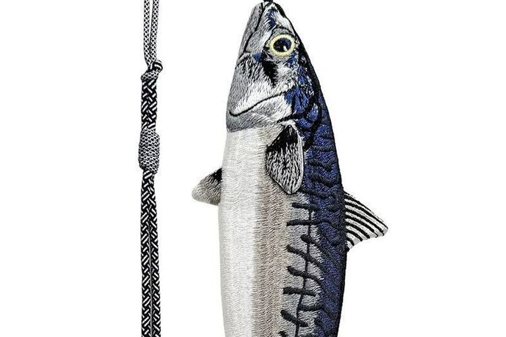 本物そっくり「鯖の刺繍ショルダーバッグ」