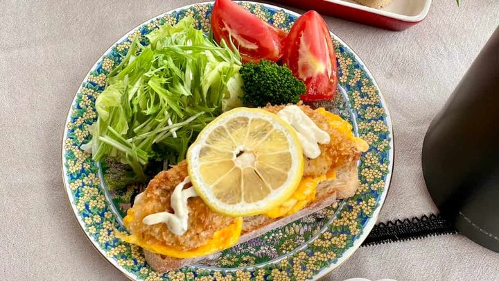サクふわ鱈フライととろけるチーズエッグの ごちそうカンパーニュトースト