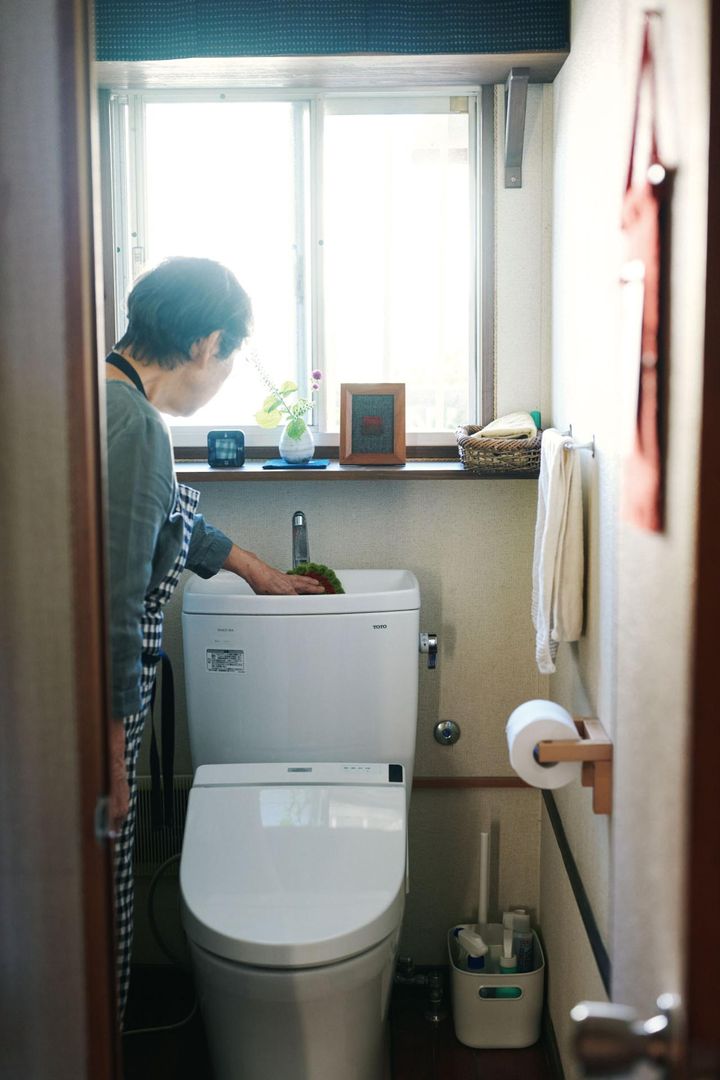 トイレ掃除道具は無印良品の収納ボックスにまとめて。取り出しやすく見た目もスッキリ