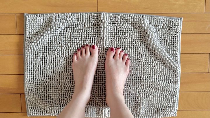 ダイソーの「バスマット」がすごかった！ 使って分かったおすすめ2選｜低反発や珪藻土はある？