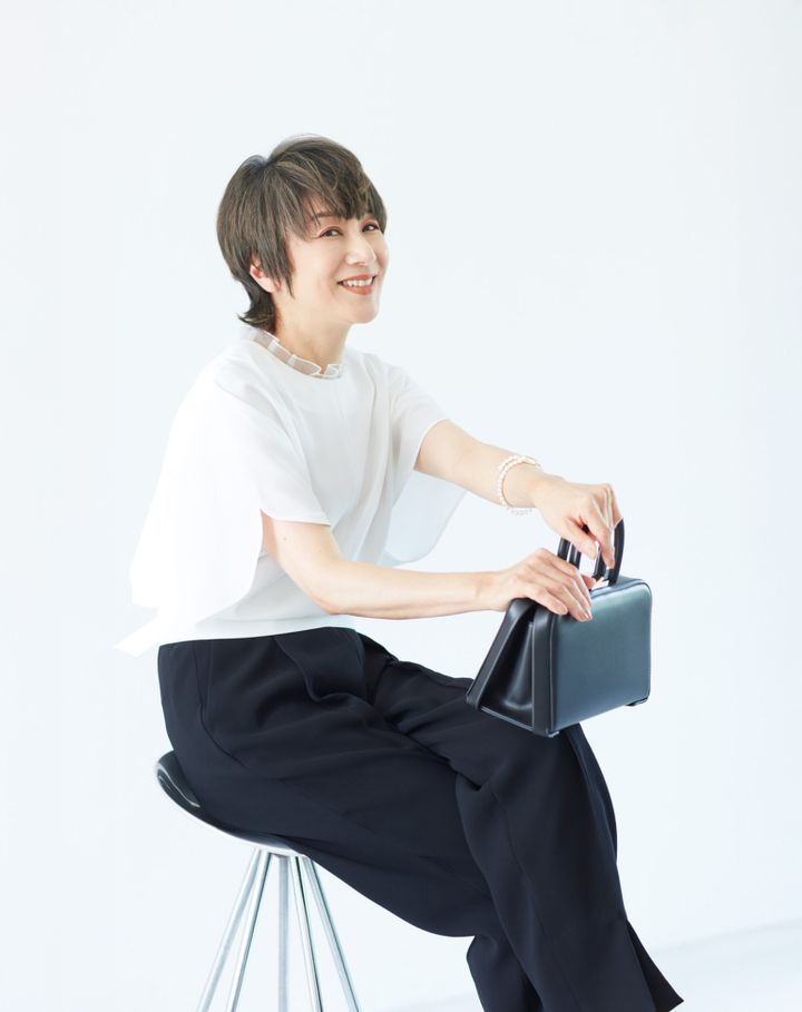 ブラウス¥39,600、パンツ¥41,800／ともにアドーア、ブレスレット¥39,600／エナッ、バッグ¥44,000／プンティ（エルディスト ショールーム）