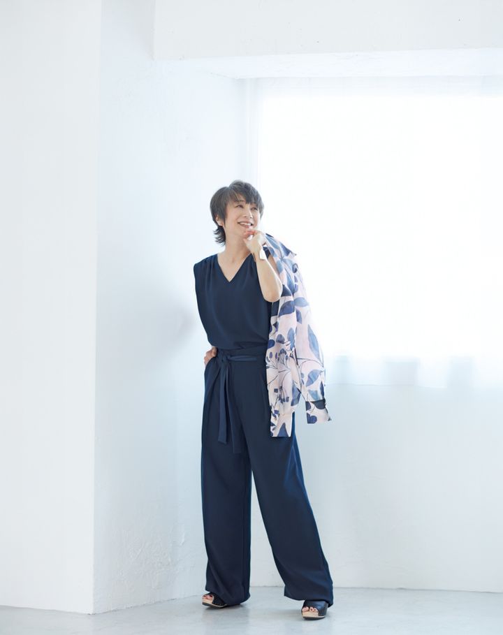 ノースリーブブラウス¥46,200、手に持ったブラウス¥86,900、パンツ¥86,900／すべてアキコ オガワ、バングル¥49,500／エナッ、サンダル¥49,500／トリッペン（トリッペン原宿店）