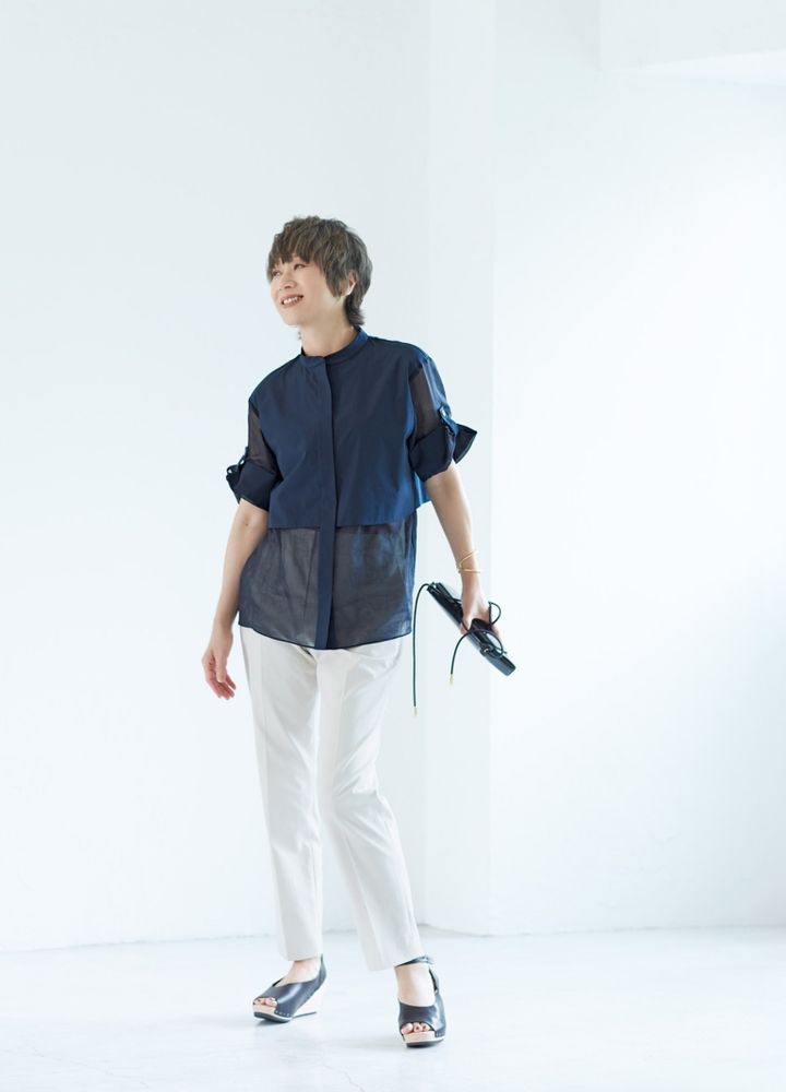 ブラウス¥35,200、パンツ¥29,700／ともにセオリーリュクス、バングル¥42,900／ジャミレイ（すべてリンク・セオリー・ジャパン）、バッグ¥137,500／ドメスティック（アッシュ・ペー・フランス）、サンダル¥49,500／トリッペン（トリッペン原宿店）、ピアス／モデル私物