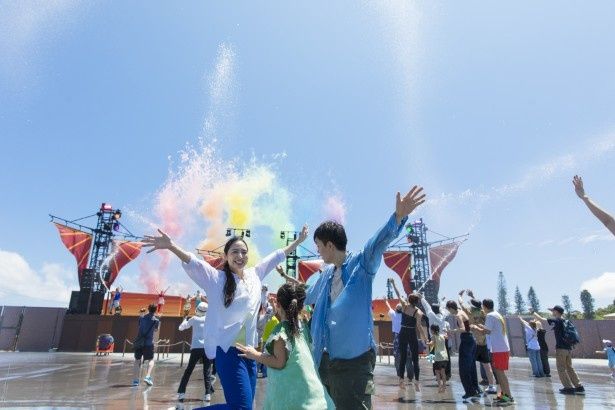 「パパ、ママ、見て見て！」カラーパイロが打ち上がり、子どもは大興奮！ 撮影：樋口涼