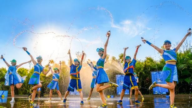 エンターテイナーたちの手から水が飛び散る！ 画像提供：ジャングリア沖縄