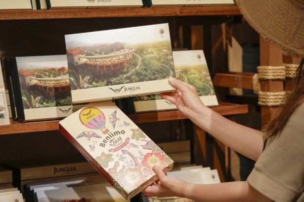 手前が「タルトクッキー 紅イモクリーム(12個入・1600円)」、奥が「プリントクッキー(18枚入・1800円)」だ 撮影：樋口涼