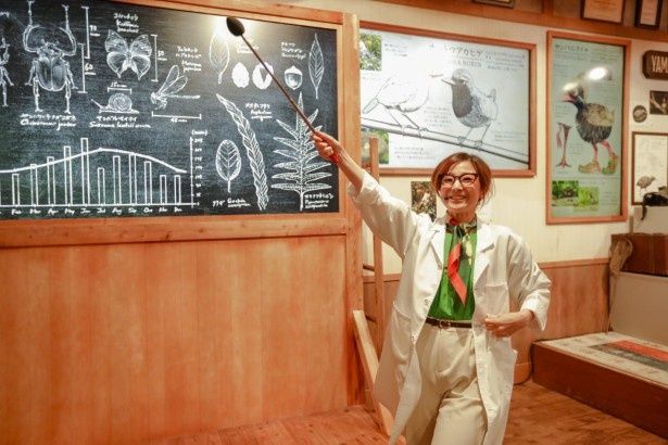 ジャンとおしゃべりする前に、まずはコミカルな博士がジャンの紹介をしてくれる 撮影：樋口涼