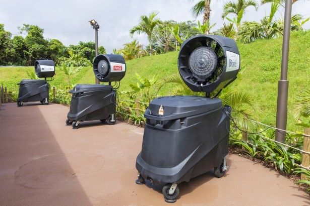 微細ミストの気化熱により約30メートル先まで涼しい風を届ける「大型ミストファン」 撮影：樋口涼