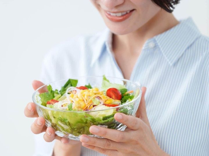 【管理栄養士が回答】「ノンオイルドレッシングならダイエット中も安心」と思っている人も多いようですが、間違いです。サラッとしているためかけ過ぎてしまう、逆効果になることも……。ドレッシングの正しい選び方をご紹介します。（※画像：Shutterstock.com）