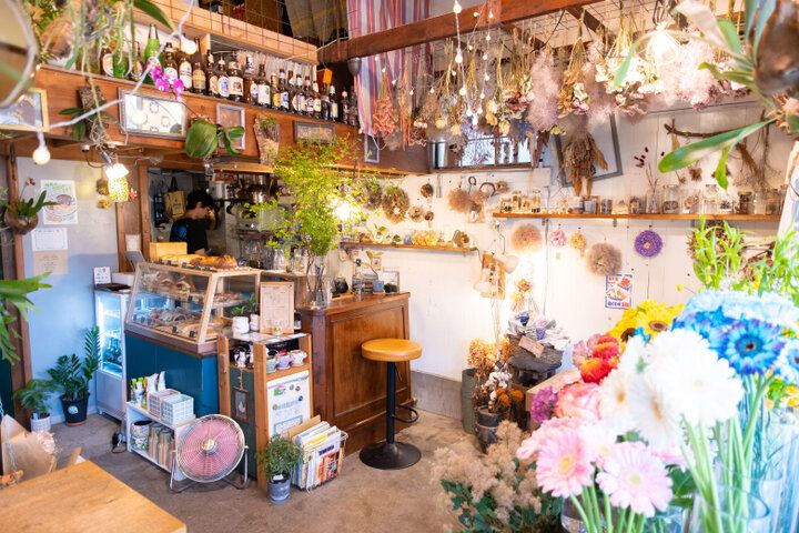 まるで物語の入り口のよう。花と緑に囲まれた小さなカフェ／高井戸「花ト喫茶 ネコノコバン」