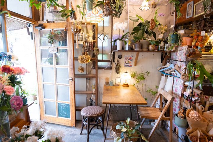 まるで物語の入り口のよう。花と緑に囲まれた小さなカフェ／高井戸「花ト喫茶 ネコノコバン」