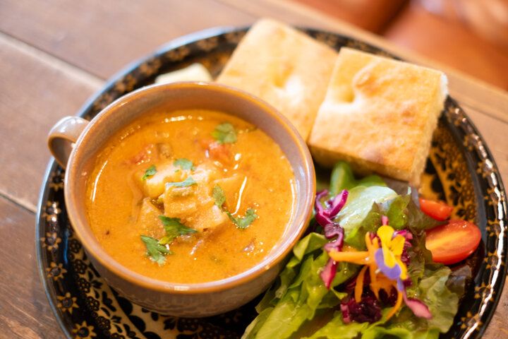 まるで物語の入り口のよう。花と緑に囲まれた小さなカフェ／高井戸「花ト喫茶 ネコノコバン」