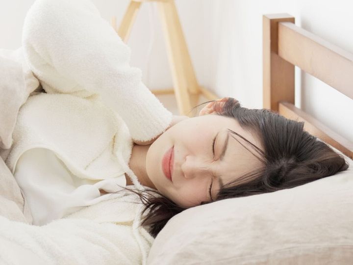 【医師が回答】十分な睡眠は健康によいはずなのに、寝過ぎるとなぜか頭痛が起こることがあります。仕組みと対処法を分かりやすく解説します。（※画像：Shutterstock.com）