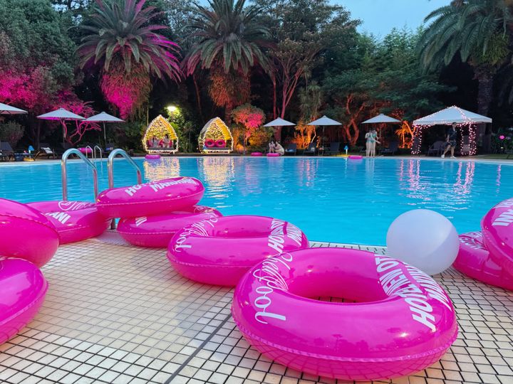 日没とともに一気に雰囲気が一変するナイトプール。今年のテーマはなんと「PINK＆GOLD」！ 