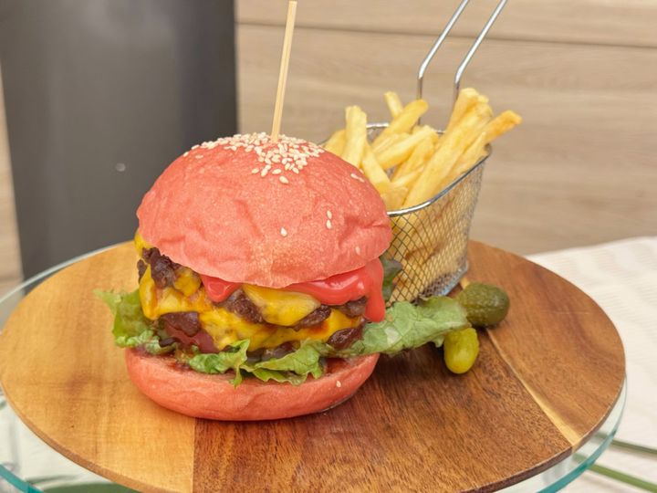 “ピンク×ピンク”のスマッシュチーズバーガー