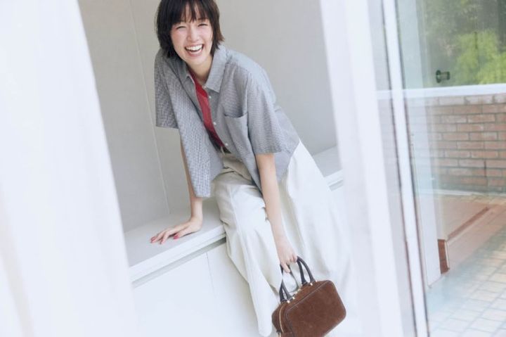 チェックシャツ（無印良品／無印良品 銀座） タンクトップ￥4,950（ミラー × シテン／ユナイテッドアローズ カスタマーサービスデスク） パンツ￥12,100（ラヴィッシュゲート） ベルト￥1,290（ジーユー） バッグ￥23,100（オウレンティ／セムインターナショナル）