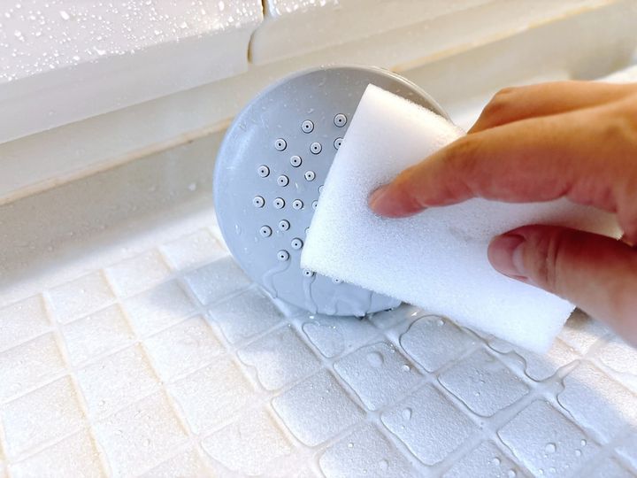 手順3．やわらかいスポンジでシャワーヘッドをこすり洗いしたら、水ですすぐ