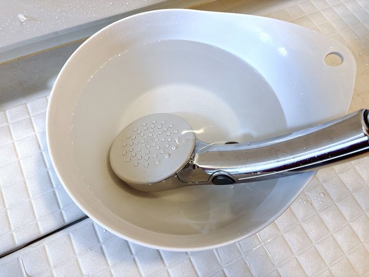 手順2．クエン酸水にシャワーヘッドを浸して、数時間放置する