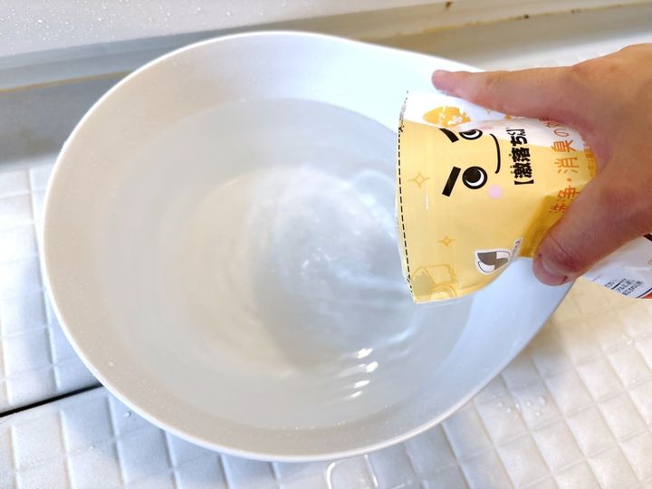手順1．洗面器に水を入れ、クエン酸を混ぜる