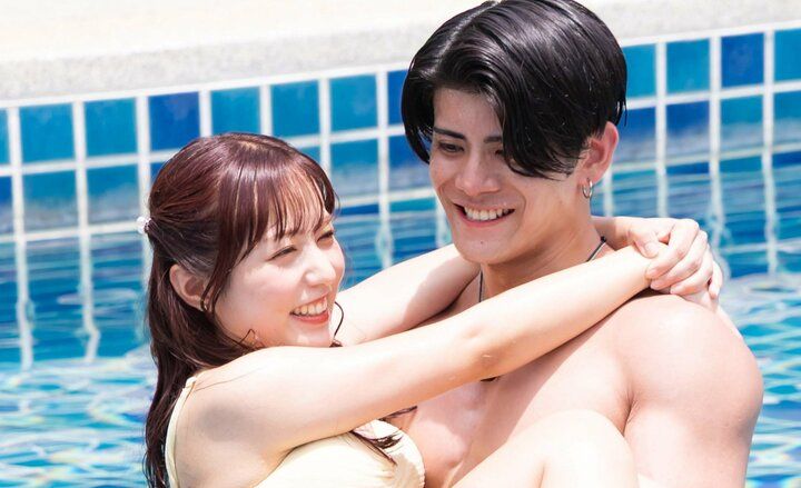 【写真・画像】セクシー女優とプールでびしょびしょ密着…お姫様抱っこ対決に「これ女の子恥ずかしいよな…」の声 1枚目
