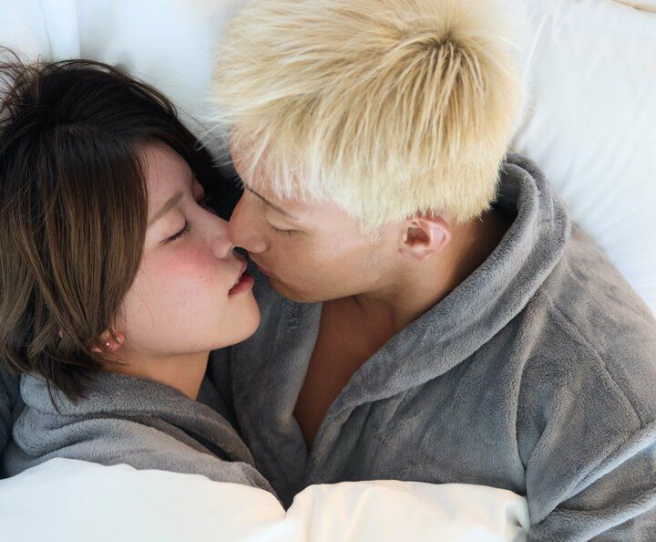 出会ってすぐの2人がベッドイン！音漏れキスを何度も重ね…スタジオ大興奮！