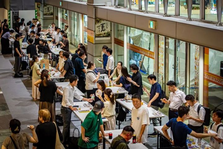 出店ブースを巡る来場者