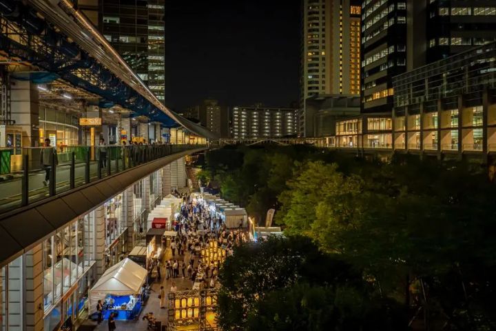 夜の会場を彩る品川のにぎわい