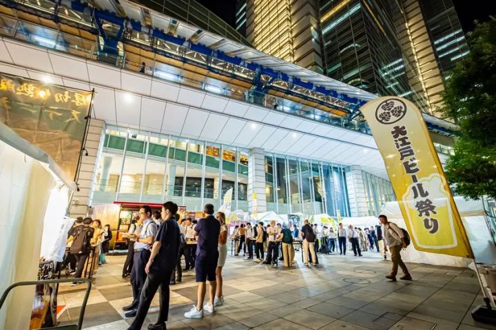 夜の会場入口と大江戸ビール祭りの旗