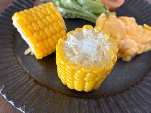 カットしたとうもろこし