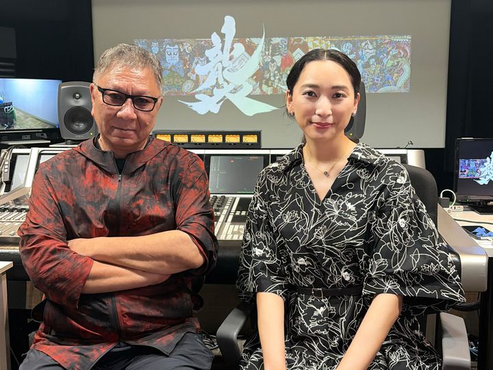 映画『襲名』（左から）三池崇史監督、ナレーションを務める杏 （C）2026 K2 Pictures・3Top width=
