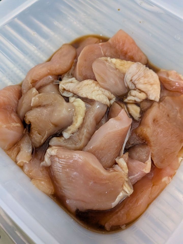 1、スライスした鶏肉と◯を合わせる。（余裕があれば30分程漬け込んで下さい。時間が無い時はよく揉み込んで下さい。）ふんわりラップをして、600Wの電子レンジで4分加熱する。